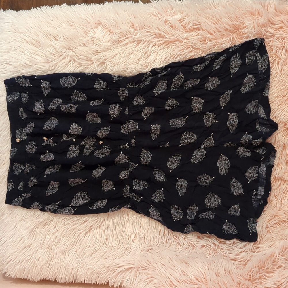 Cute. Comfortable blue romper with leaf imprints size medium